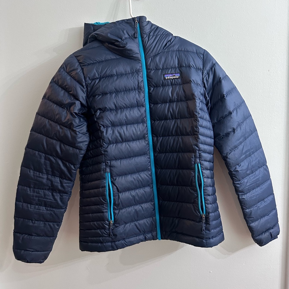 Patagonia Navy women’s down sweater hoody